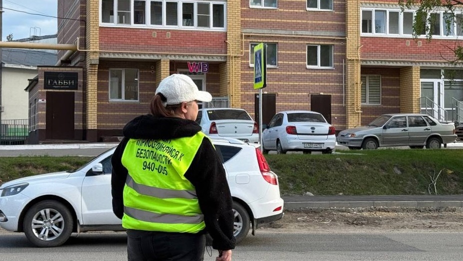 На новых пешеходных переходах Йошкар-Олы организовано волонтёрское дежурство