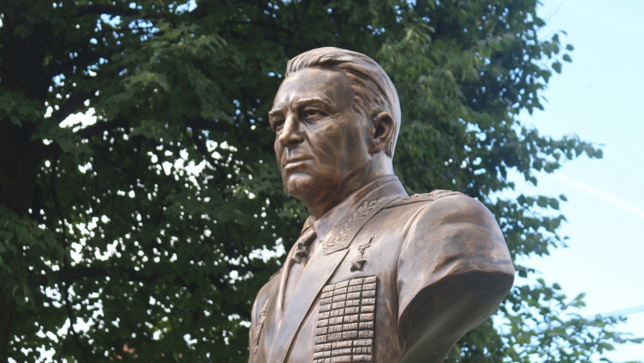 В сквере воинов-десантников в Йошкар-Оле установили бюст «отцу ВДВ»