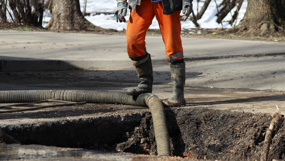 В микрорайоне Звёздный в Йошкар-Оле устраняют очередную течь из-под земли