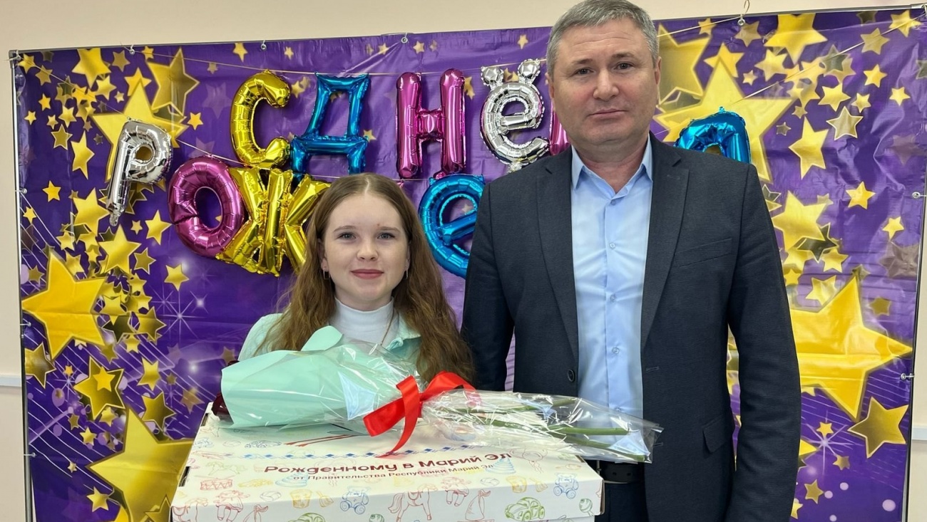 В Моркинском районе родителям первенцев вручили подарки для новорождённых