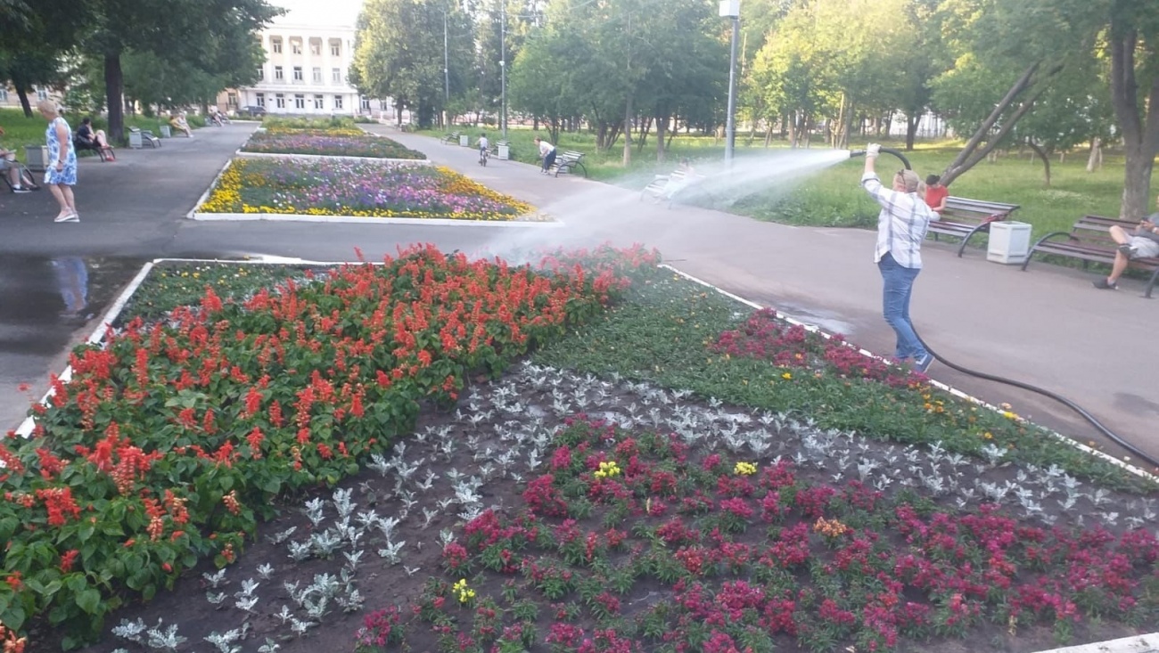 Коммунальные службы Йошкар-Олы проводят водные процедуры на клумбах и остановках