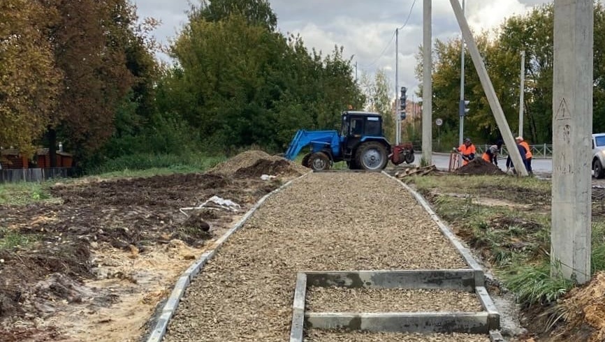 На одном из перекрёстков Йошкар-Олы обустраивают подходы к пешеходному переходу