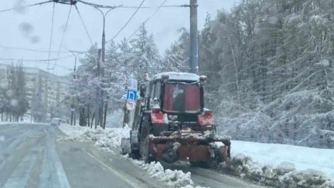 В Йошкар-Оле на улицы города вышла снегоуборочная техника 