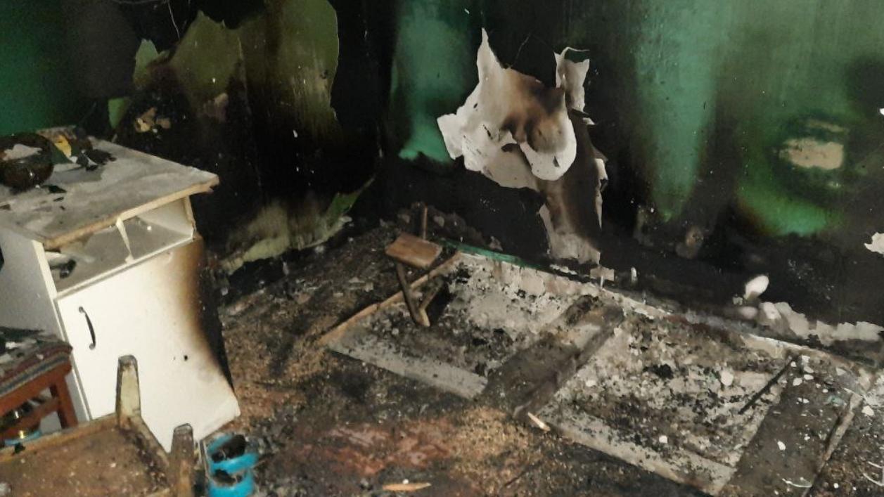 В Йошкар-Оле пожарные вытащили из горящей квартиры мужчину и кошку