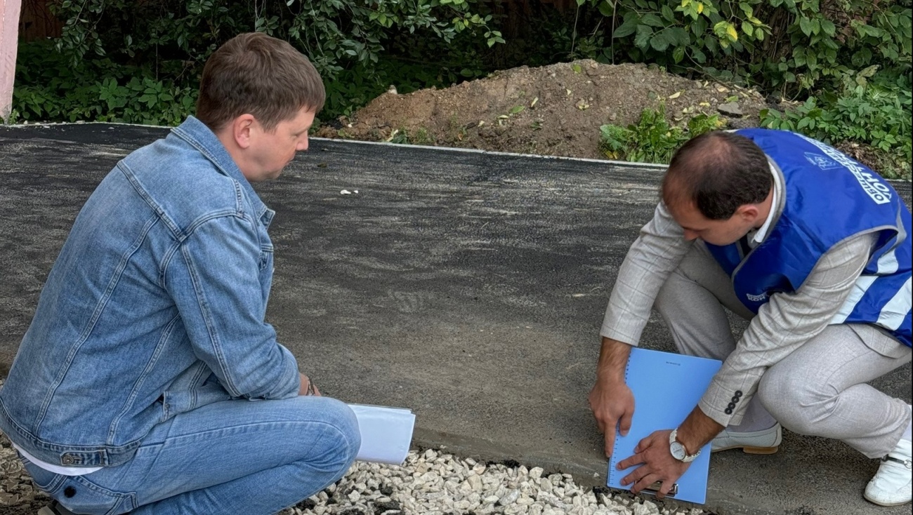 Во дворе на улице Петрова в Йошкар-Оле расширили парковку, тротуары и проезжую часть
