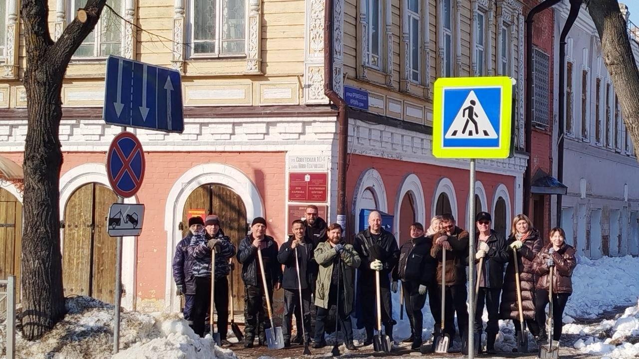 Сотрудники Царевококшайского Кремля прибрались вокруг Дома купца Наумова