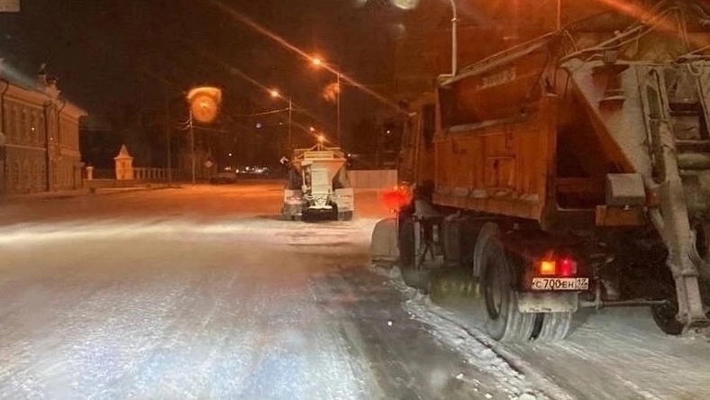 В Йошкар-Оле в две смены убирают снег