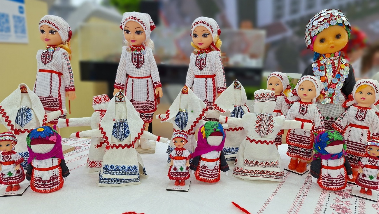 Мастерицы Марий Эл представили на ВДНХ кукол в марийских костюмах