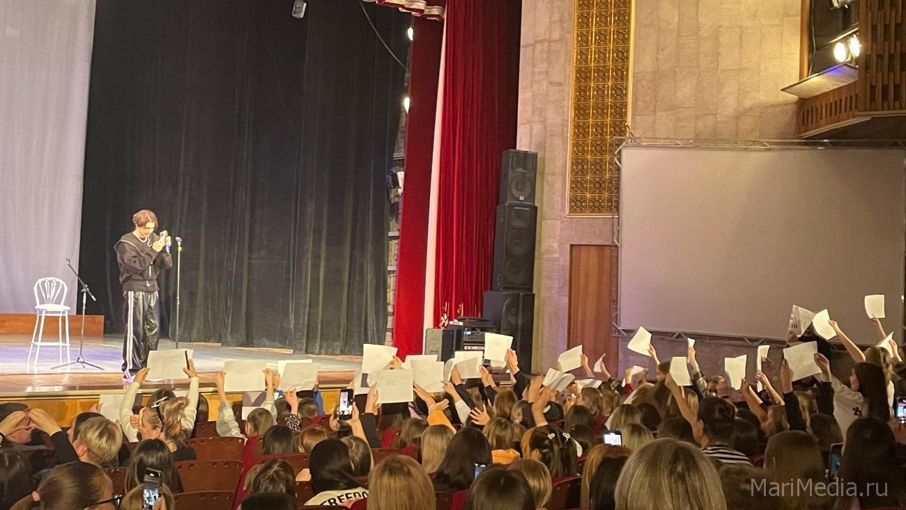 На концерте Амирчика в Йошкар-Оле поклонницы организовали флешмоб