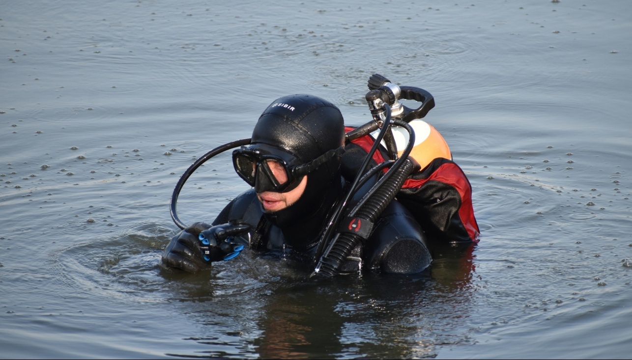 Сотрудники МАСС подняли тело утонувшего мужчины