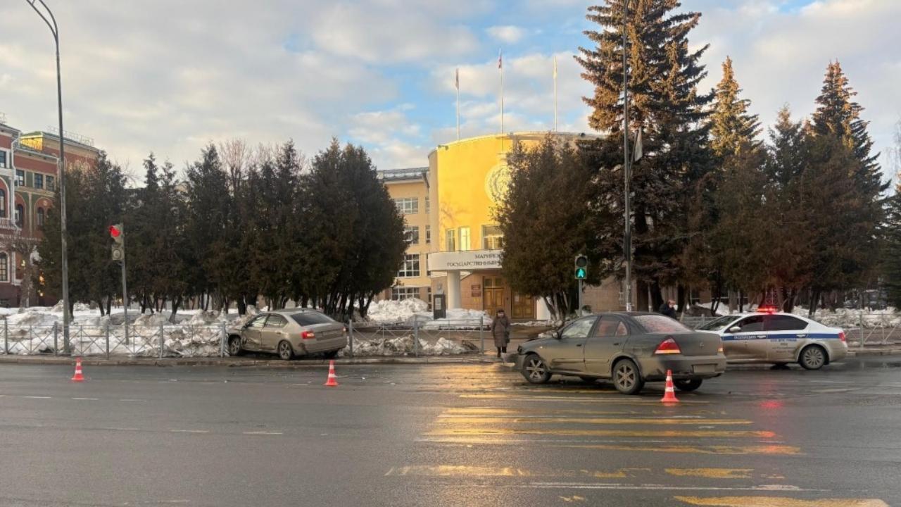 В центре Йошкар-Олы водитель Skoda снёс дорожное ограждение  