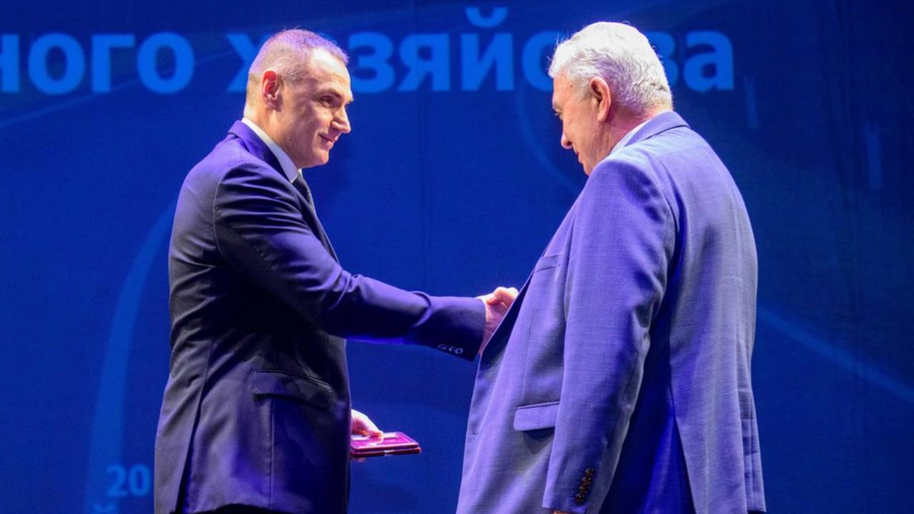 Глава Марий Эл вручил государственные награды работникам дорожной отрасли