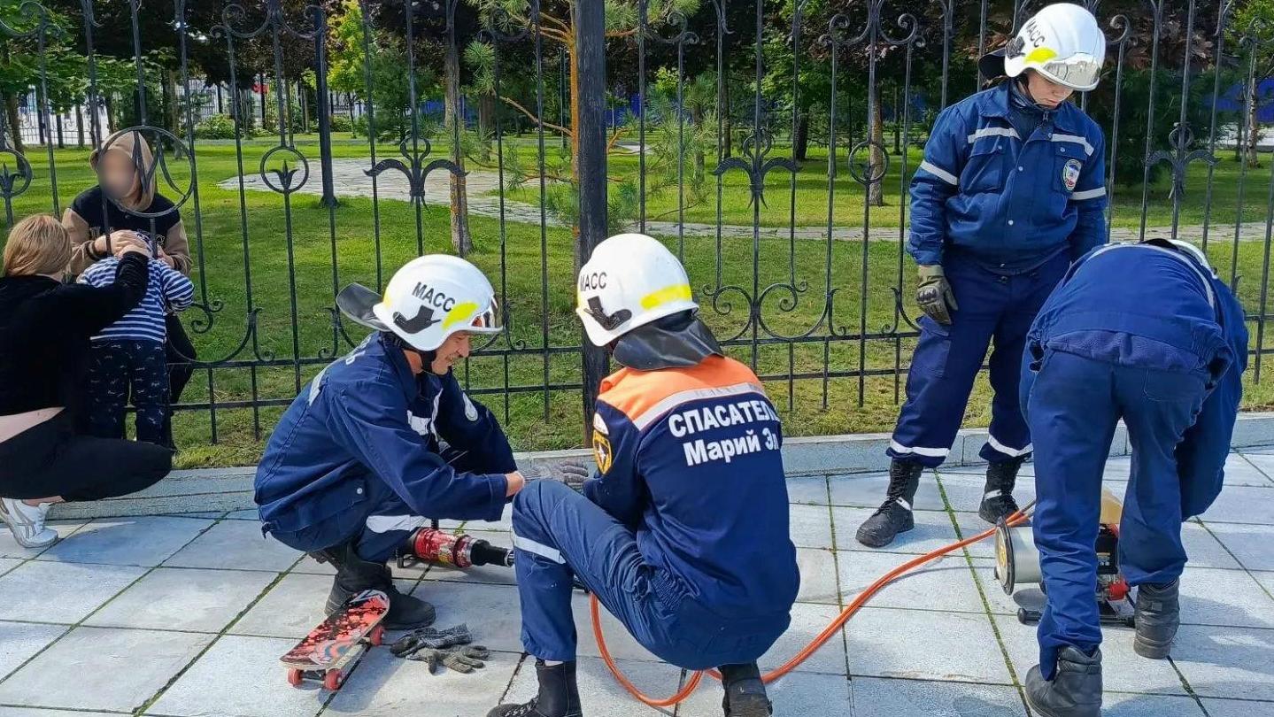 Голова малыша застряла между прутьями забора в Итальянском парке Йошкар-Олы