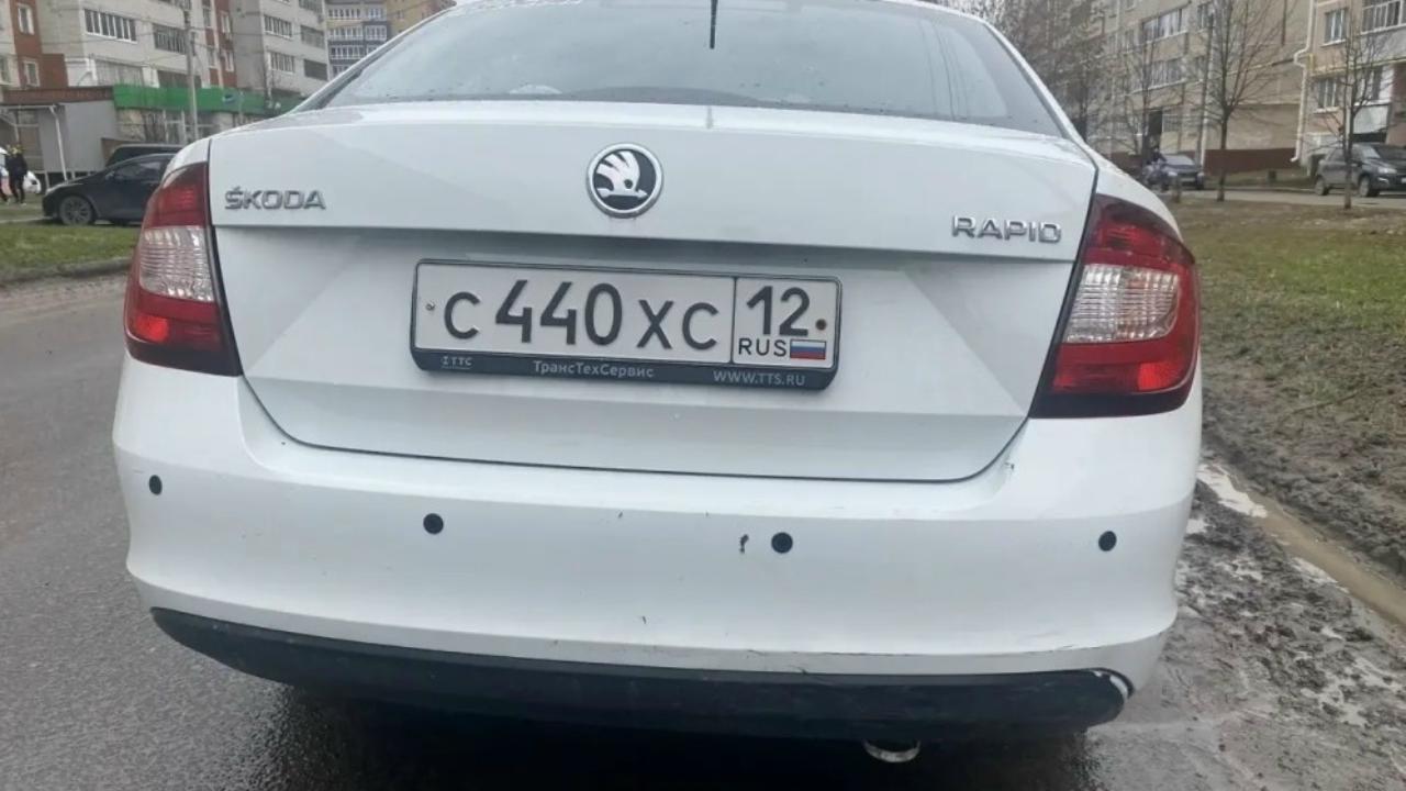 В Йошкар-Оле неизвестный водитель протаранил Skoda и скрылся с места ДТП