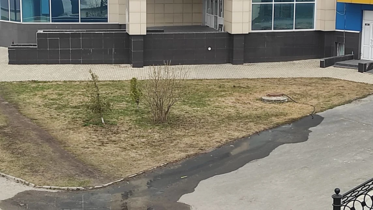 В Йошкар-Оле из канализационного люка в Малую Кокшагу что-то сливают