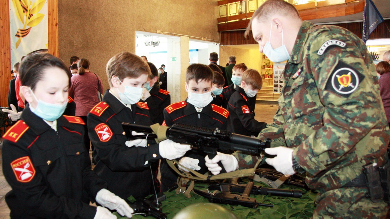«Ястребы» показали школьникам экипировку и спецсредства