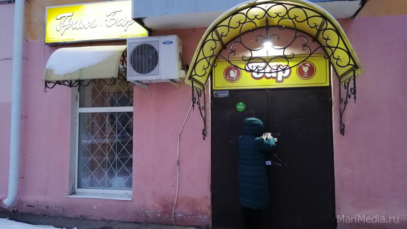 Приставы опечатали помещение гриль-бара на Хасанова