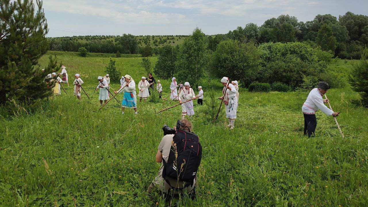 В Марий Эл команда программы «Непутевые заметки» побывала на сенокосе и свадьбе