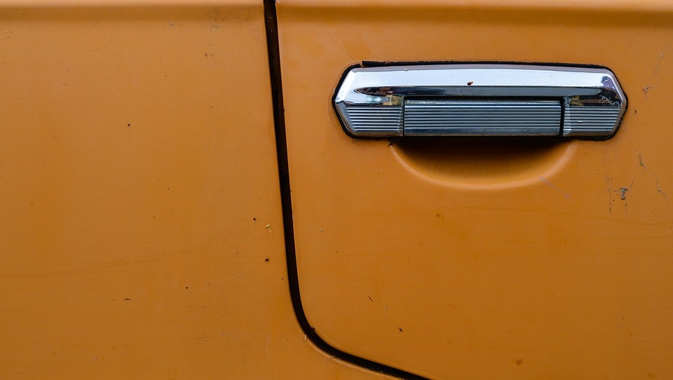 В Йошкар-Оле злоумышленники сняли с чужой машины двери