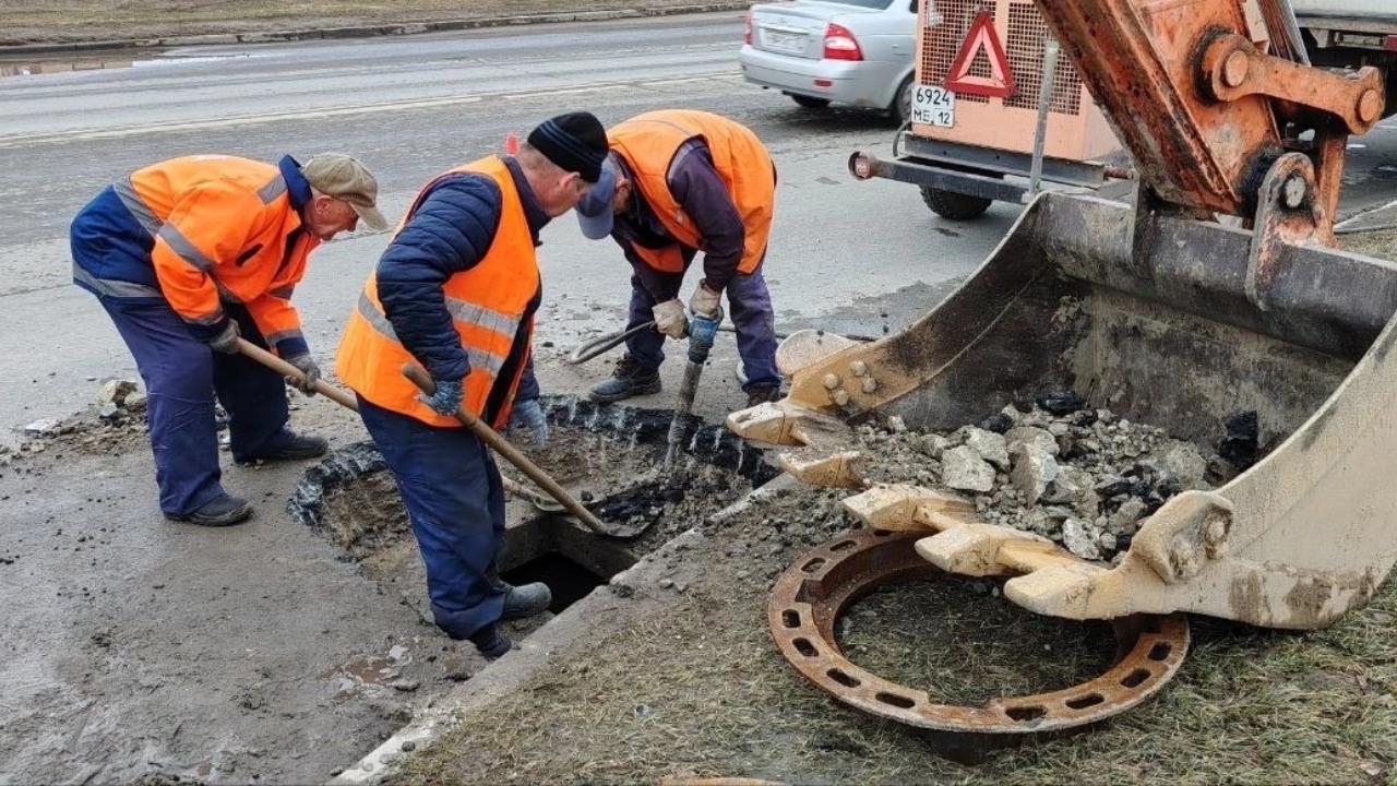 В Йошкар-Оле ремонтируют ливневые колодцы