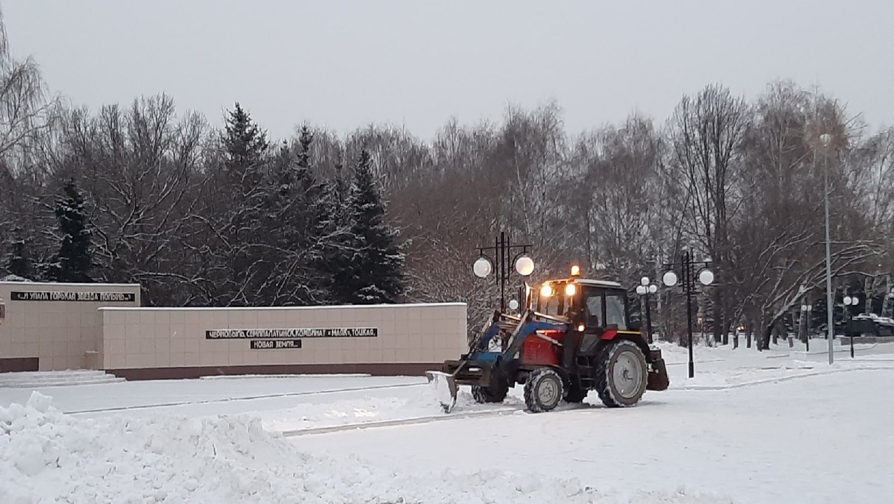 Снег в Йошкар-Оле убирает не только техника, но и люди