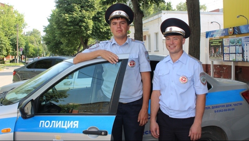 Сотрудники ДПС оперативно доставили в больницу девушку, которой стало плохо