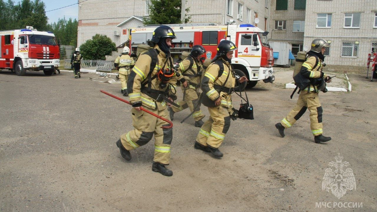 В Йошкар-Оле спасатели тренировались спасать людей из горящих зданий