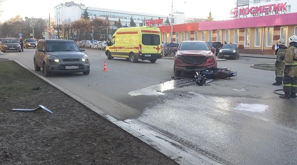 В Йошкар-Оле женщина-водитель, выезжая с прилегающей территории, не пропустила мотоцикл