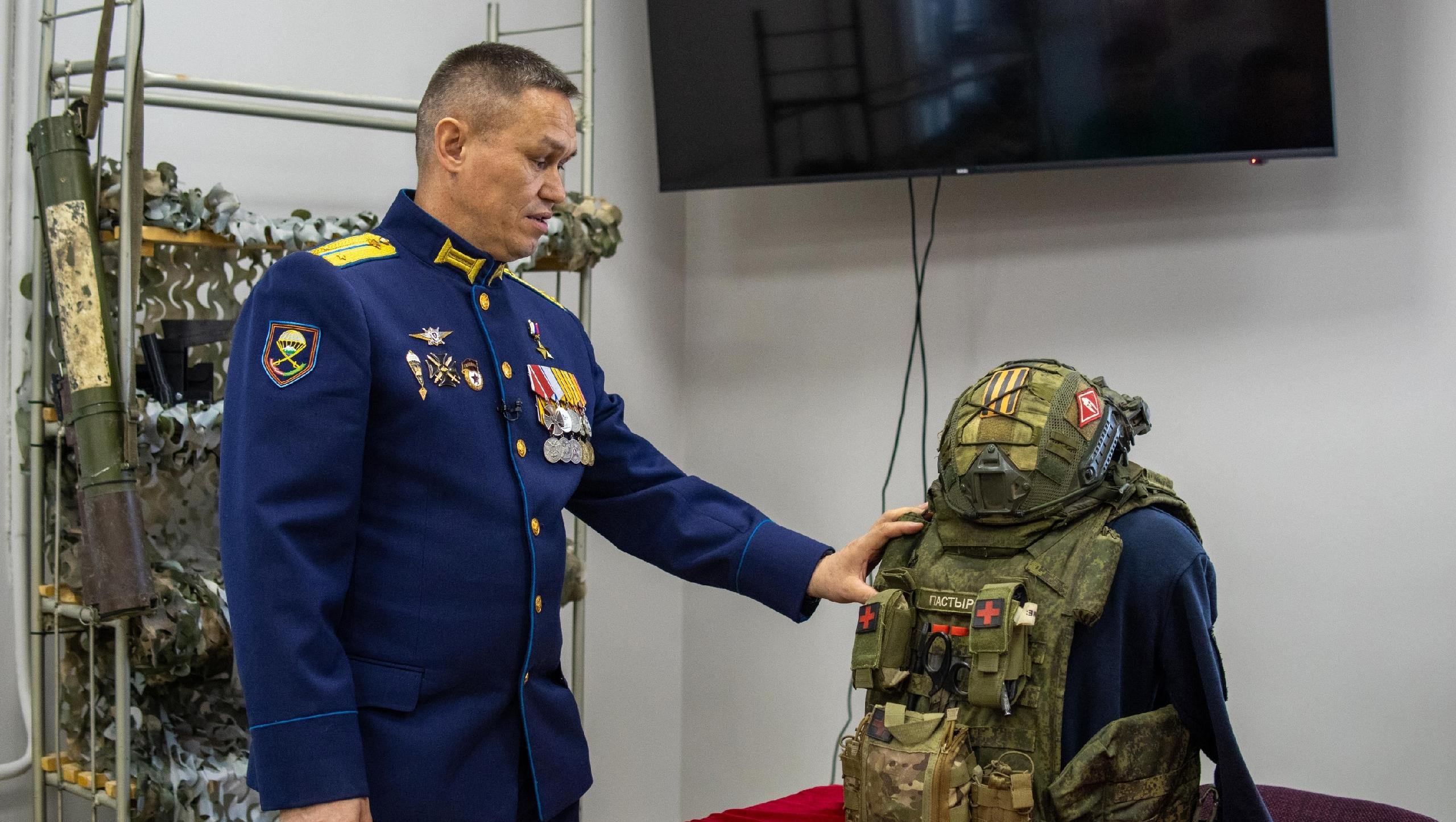 Герой России из Марий Эл передал музею СВО личный бронежилет и каску