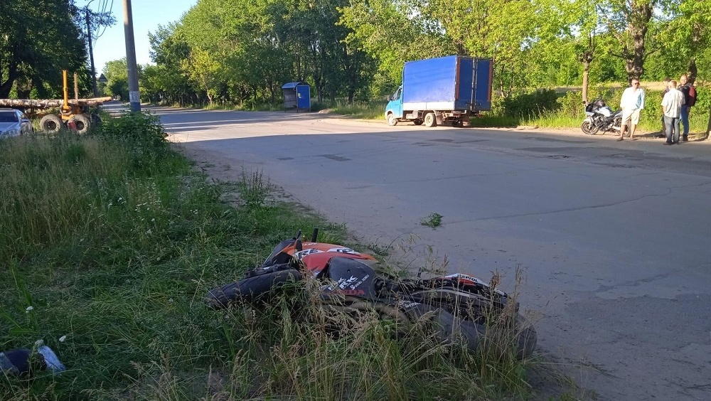 В Волжске «КамАЗ» протаранил мотоцикл