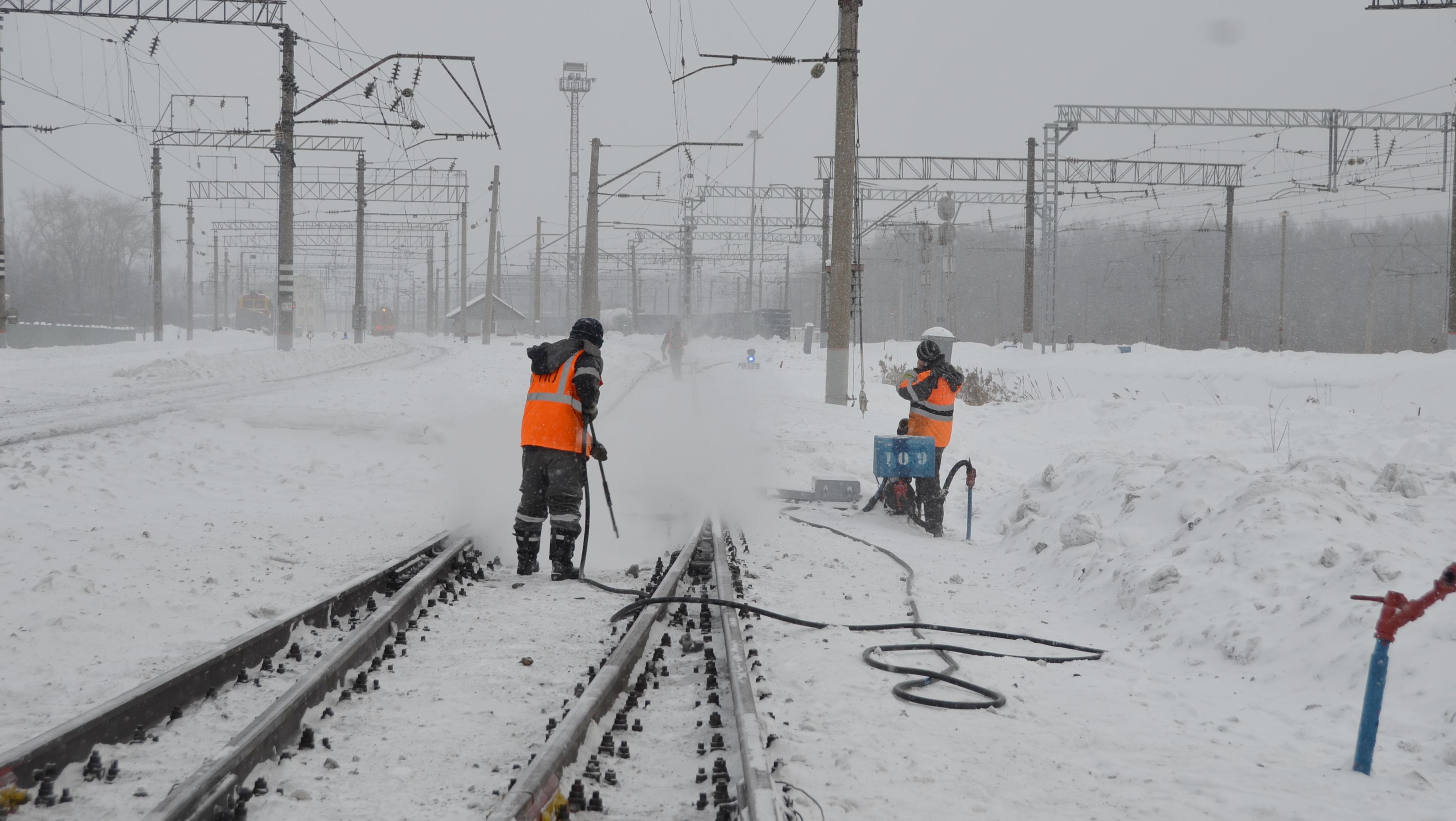 Горьковская железная дорога усилила работу в снегопад