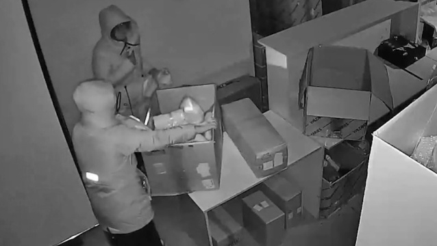 В Кирове женщина с детьми обворовала ПВЗ маркетплейса