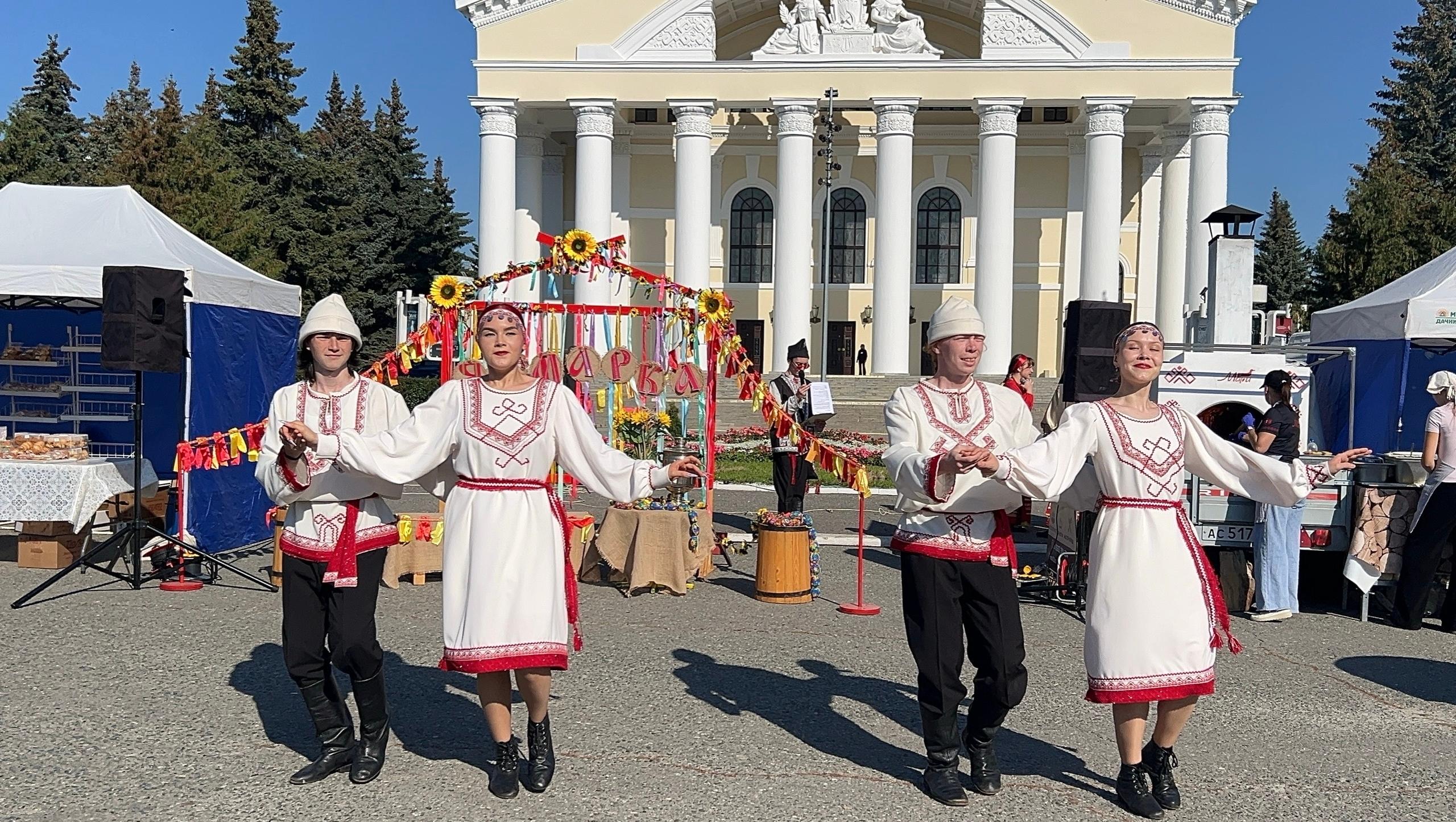 В торговых рядах в центре Йошкар-Олы сегодня предлагают фермерские продукты