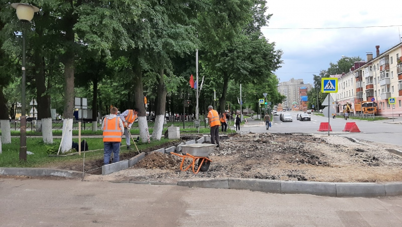 На улице Вашской в Йошкар-Оле меняют бортовые камни