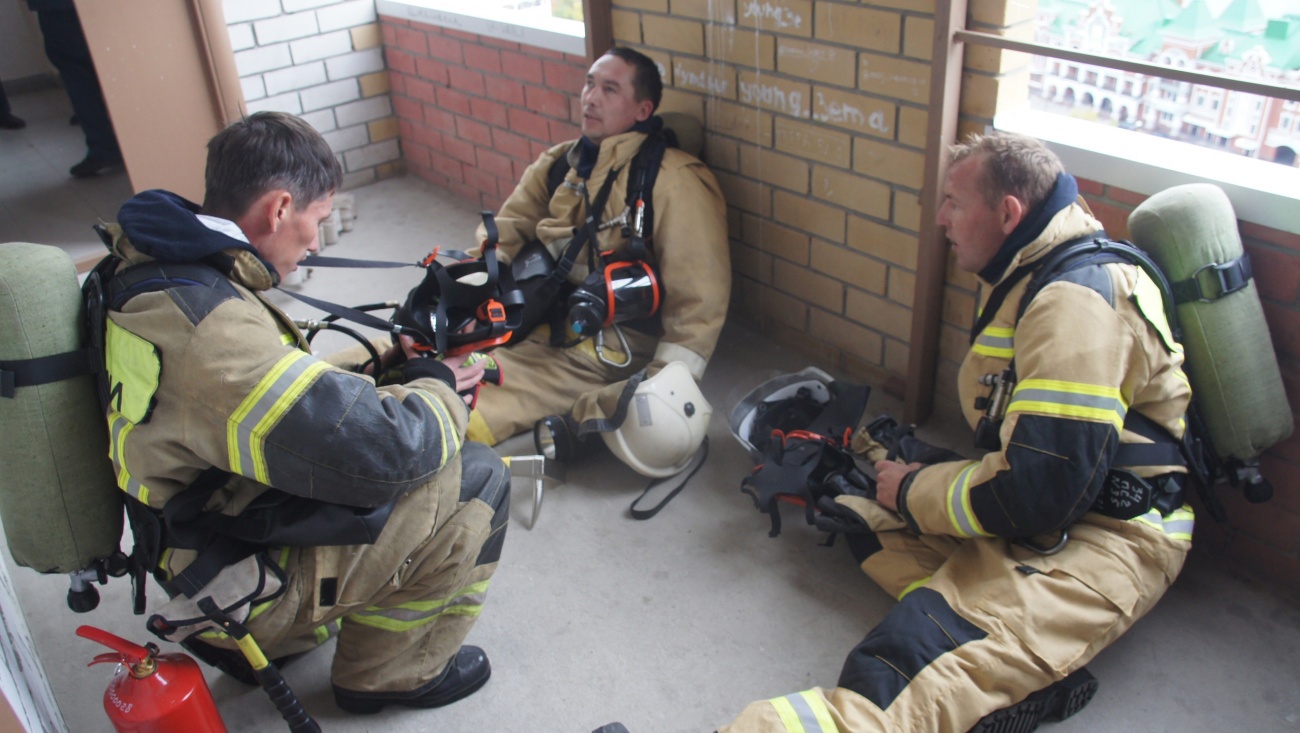У огнеборцев Марий Эл прошли скоростные соревнования в многоэтажке