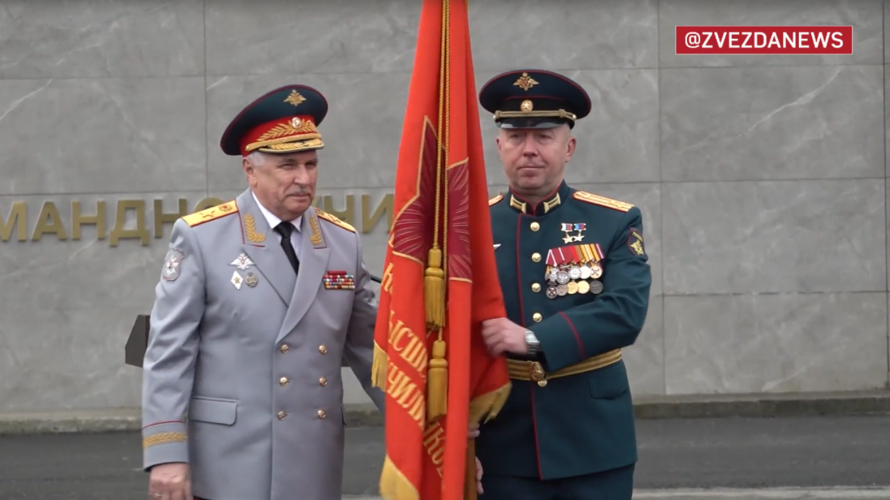 Уроженец Козьмодемьянска Леонид Рыжов принял Боевое знамя из рук замминистра обороны России