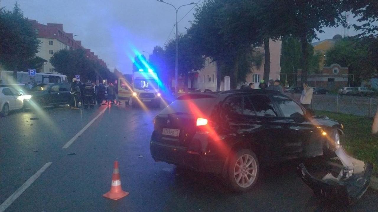 В Йошкар-Оле припаркованная иномарка отлетела на пешеходов