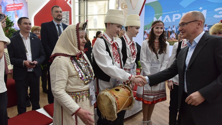 Семья Шабдаровых из Марий Эл на ВДНХ рассказала Сергею Кириенко о марийских обычаях