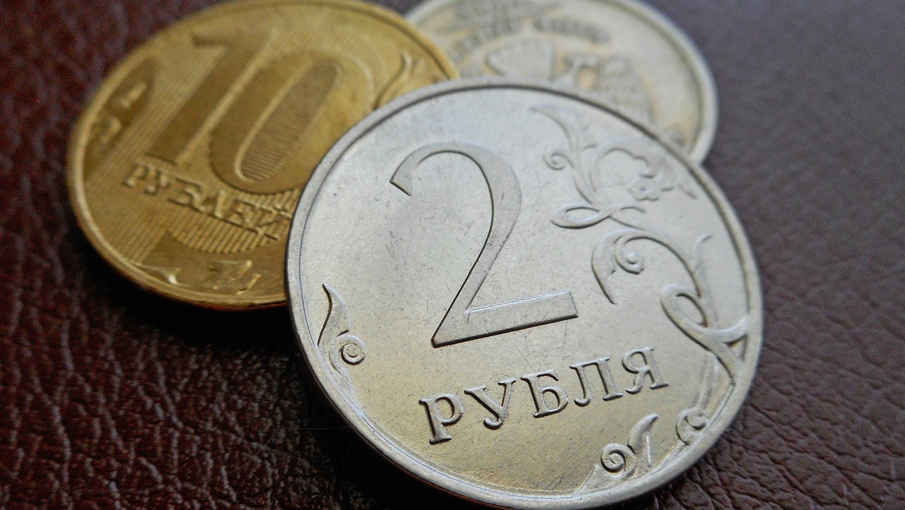 Рубль продолжает сдавать свои позиции