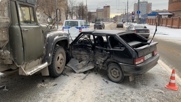 В ДТП с маршруткой, «ЗИЛ» и легковушкой пострадали два человека