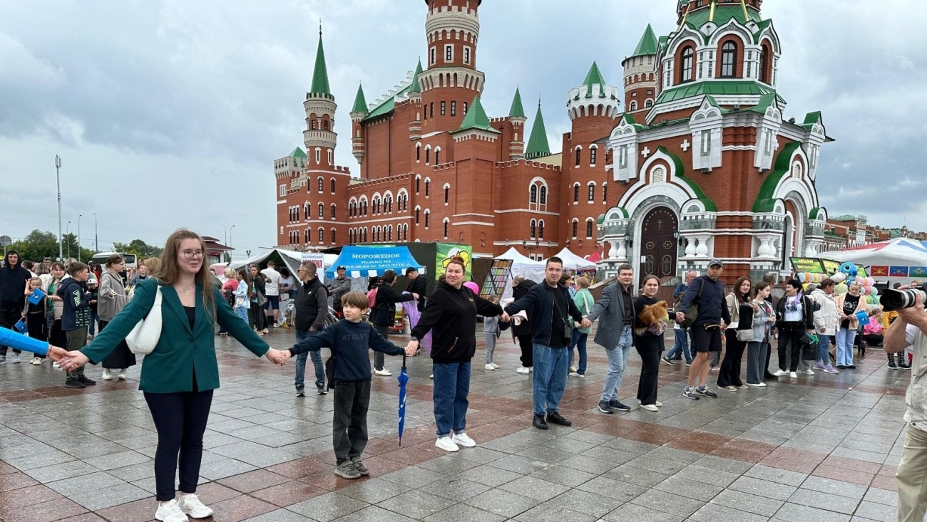 Йошкаролинцы обняли любимый город