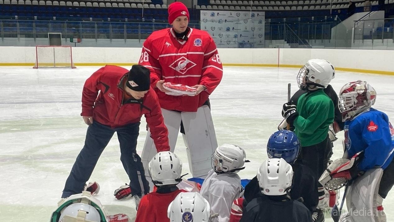 Вратарь ХК «Спартак» Михаил Григорьев подарил хоккеистам Йошкар-Олы спортивную форму
