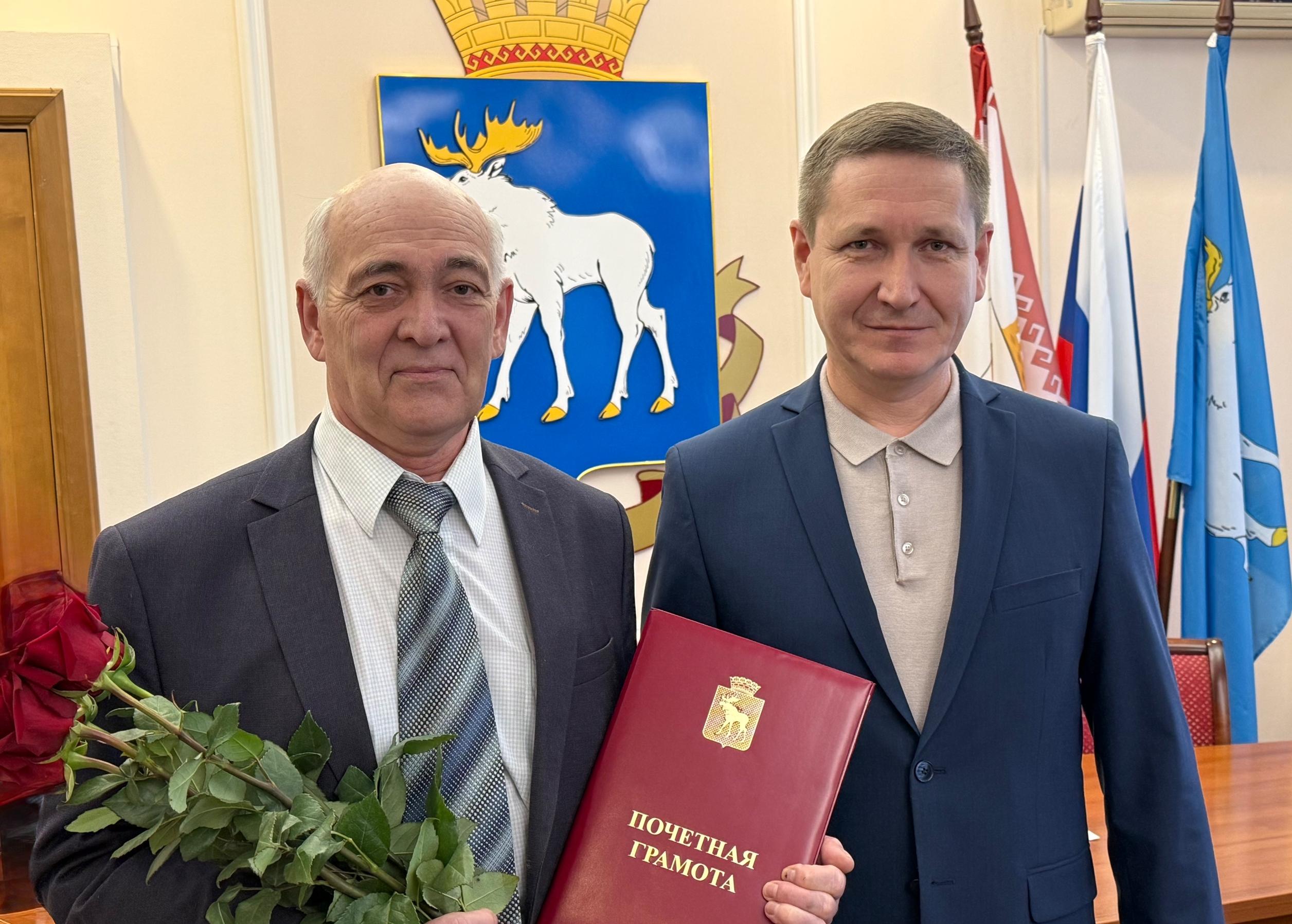 Антон Трудинов вручил директору ДШИ №3 почётную грамоту мэрии Йошкар-Олы