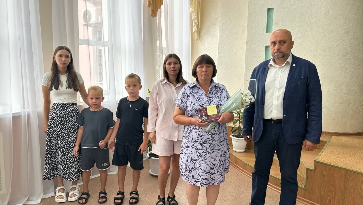 В посёлке Советский родным погибших бойцов СВО передали их награды