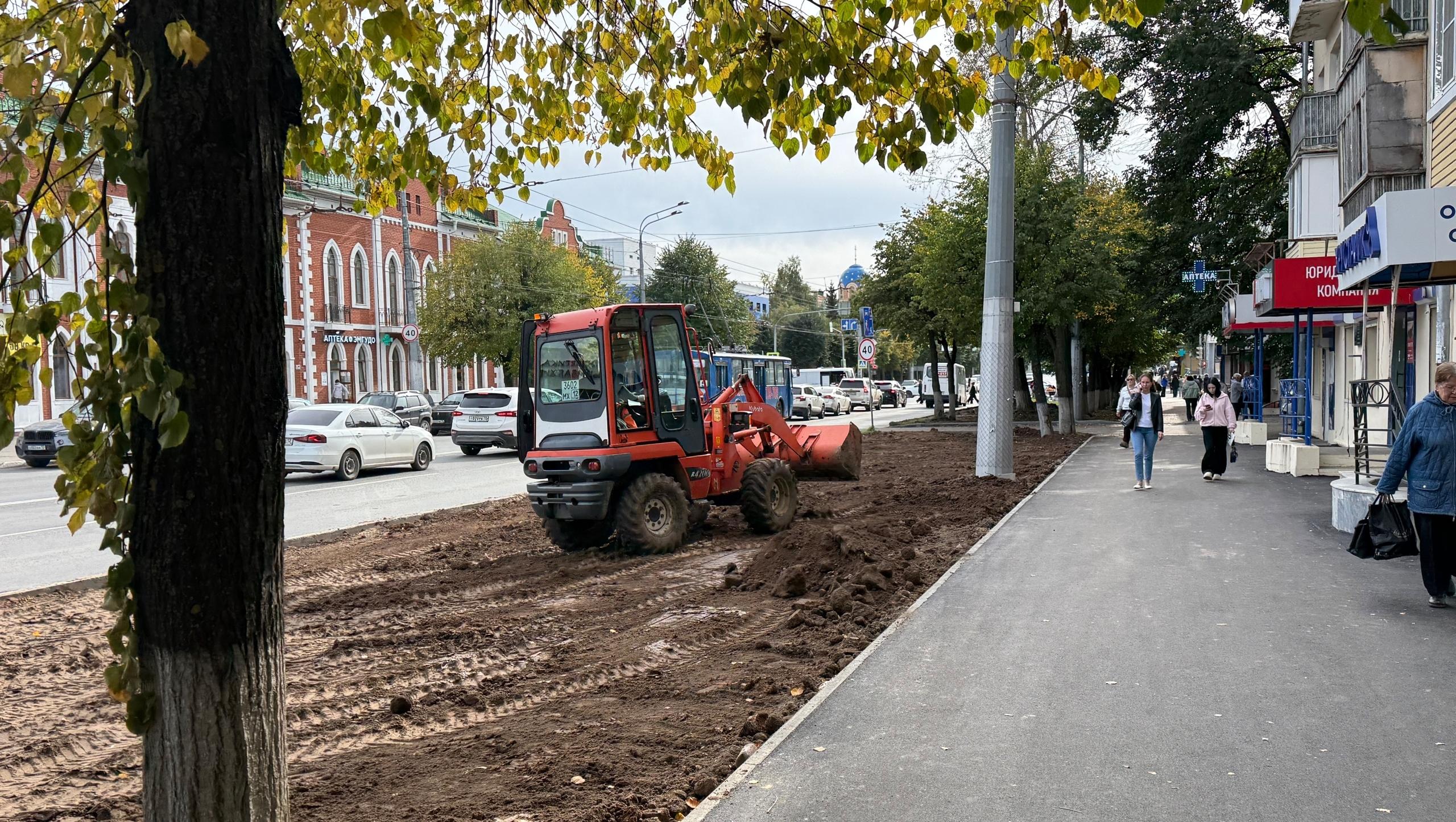 На Первомайской в Йошкар-Оле после крупного ремонта приводят в порядок газоны