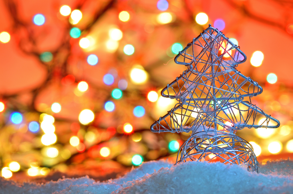 Никакого синего: эксперт разъяснил, чем вредны гирлянды