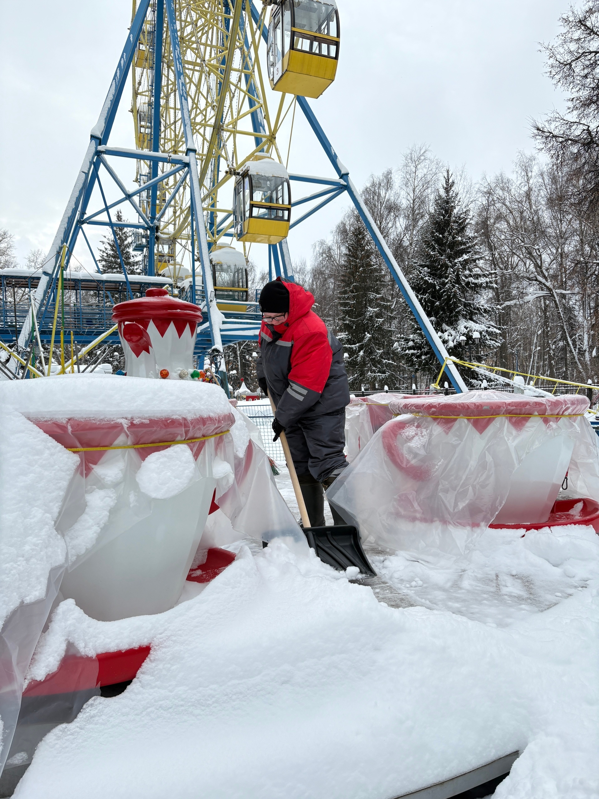 В Йошкар-Оле из-за снегопада не работают карусели и каток