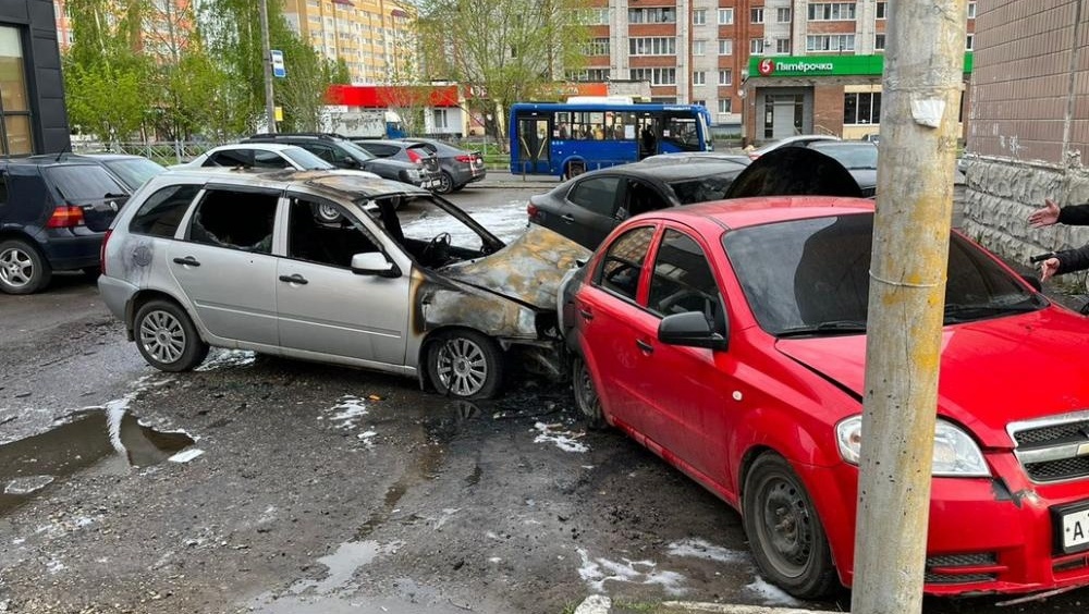 В Йошкар-Оле ночью на парковке сгорела машина
