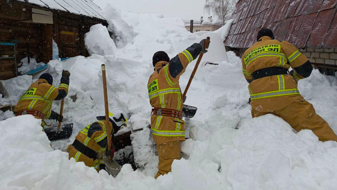 В Марий Эл снежная масса завалила 59-летнего мужчину