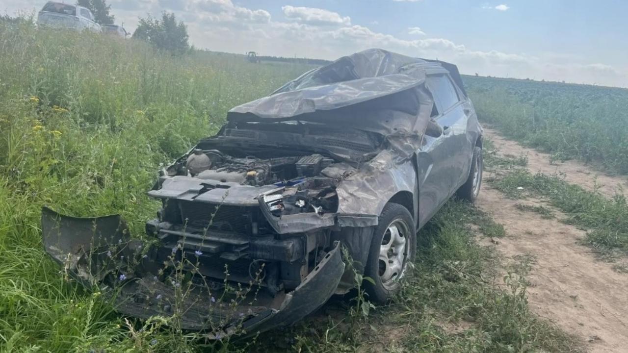 В Горномарийском районе на сельской дороге автомобиль перевернулся в кювет